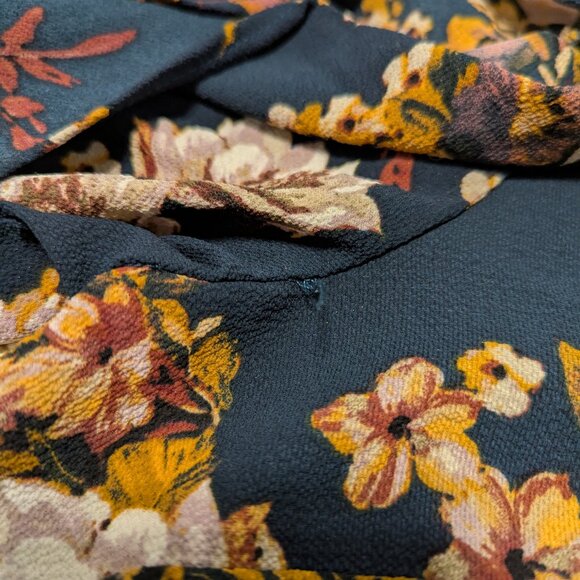 In Every Story Women's Floral Top Sz. X Blue Floral - Picture 9 of 11